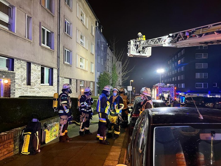 FW-E: Brand in einem Mehrfamilienhaus in Essen, Bewohnern ist der Fluchtweg durch den verrauchten Treppenraum versperrt - keine Verletzten