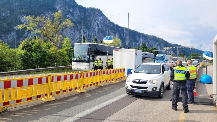 Bundespolizeidirektion München: Wiedereinreise wird Businsassen zum Verhängnis / Bundespolizei bringt verurteilten Kosovaren ins Gefängnis