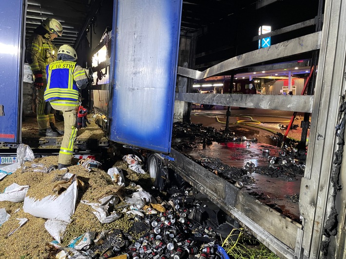 FW Lehrte: LKW-Anhänger brennt auf dem Autohof Lehrte an der Westtangente