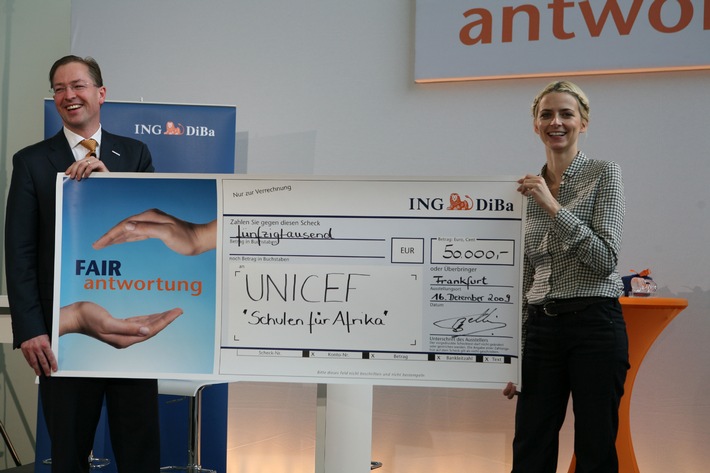 ING-DiBa unterstützt UNICEF mit 50.000 Euro (mit Bild) / UNICEF-Vorstand Dr. Jürgen Heraeus und UNICEF-Patin Eva Padberg nahmen den Spendenscheck in Frankfurt entgegen