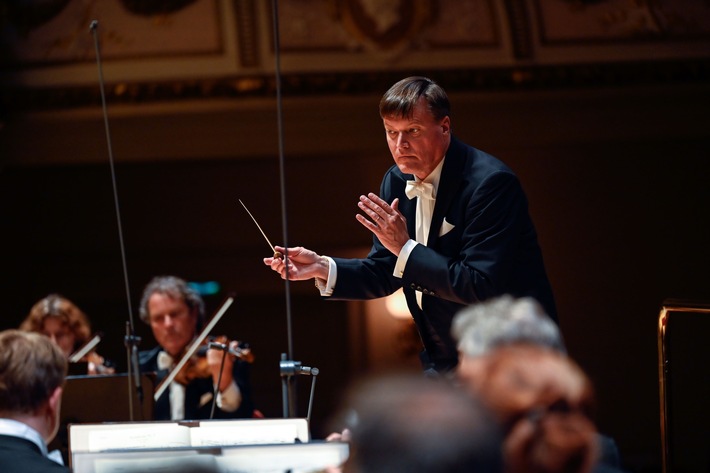 Ein Zeichen für den Frieden: Herausragende Konzerte zum Jahreswechsel / Beethovens &quot;Neunte&quot; aus der Semperoper und das Neujahrskonzert der Wiener Philharmoniker