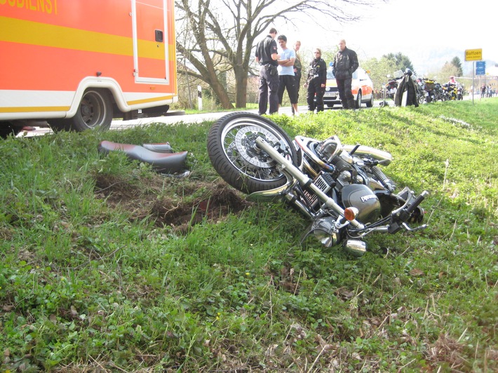 POL-HOL: Landesstraße 549 - Neuhaus in Richtung Boffzen: Kradfahrer schwer verletzt - Rettungshubschraubereinsatz erforderlich -