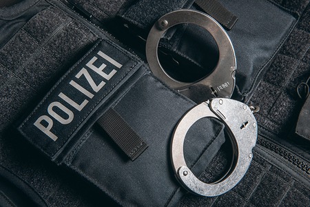 Bundespolizeidirektion München: Bundespolizei vollstreckt mehrere Haftbefehle bei Grenzkontrollen / Gesuchte Männer verhaftet