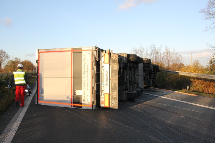 FW-WRN: TH_PERSON_KLEMMT - LKW quer auf Fahrbahn, 1 Person klemmt