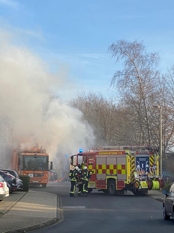 FW Mettmann: Sperrmüllwagen in Brand geraten