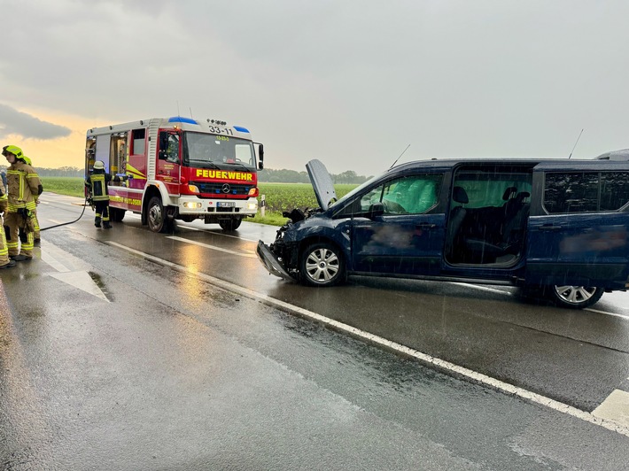 FW-OLL: Verkehrsunfall mit zwei Verletzten am Freitagabend in Westrittrum