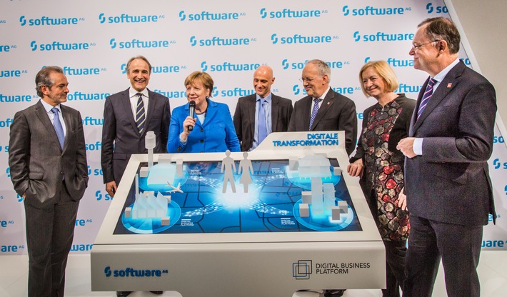 Bundeskanzlerin Merkel besucht Software AG auf CeBIT 2016