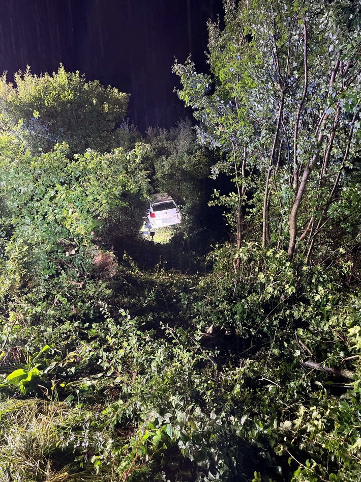 POL-BI: PKW fliegt über Schutzplanke der A 44