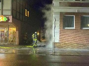POL-STD: Auto in Horneburg zerkratzt - Polizei sucht Zeugen, Unbekannte setzen Altpapiertonne in Brand - Polizei sucht Zeugen