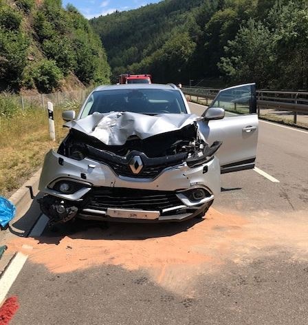 POL-PPWP: Verkehrsunfall mit zwei Schwerverletzten - Unfallverursacher entfernt sich unerlaubt vom Unfallort