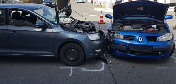 FW-EN: Zwei parallele Verkehrsunfälle beschäftigen die Feuerwehr Schwelm