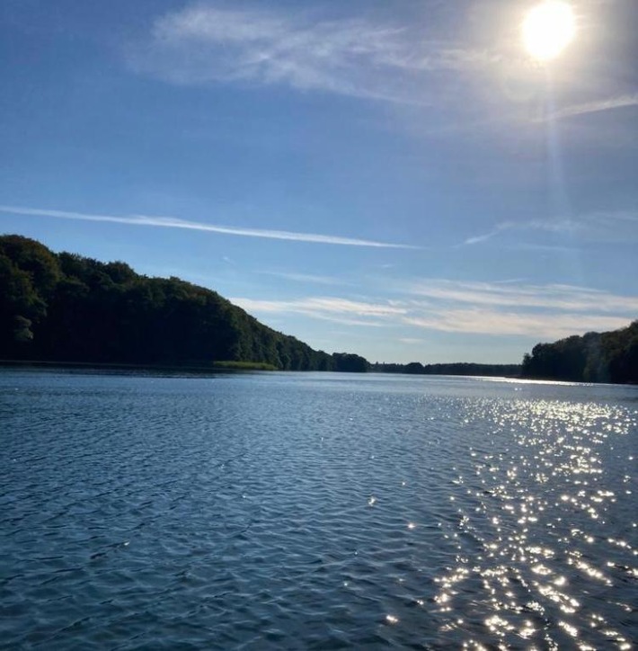 LWSPA M-V: Große Gewässerverunreinigung auf dem See "Schmaler Luzin" der Feldberger Seenplatte