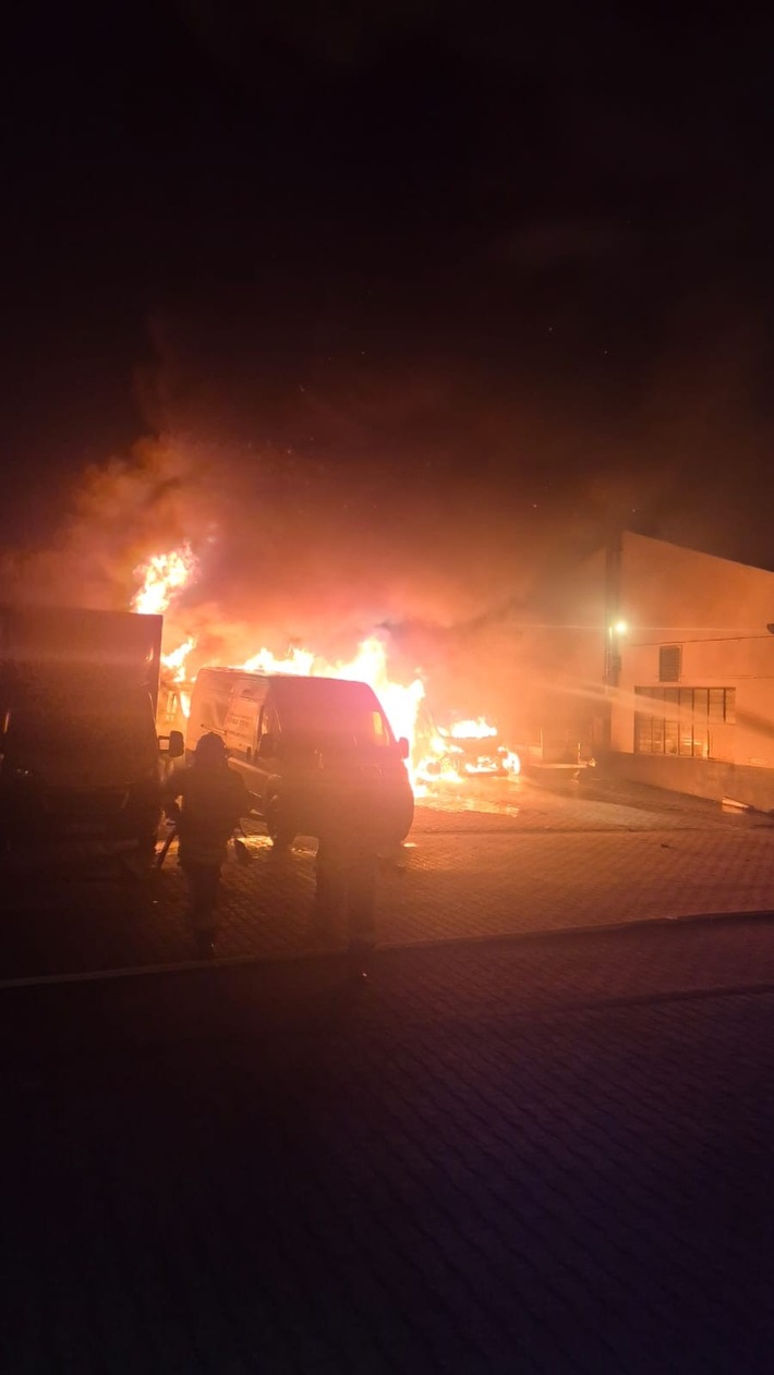 FW-OB: Brand mehrerer Fahrzeuge in Lirich-Nord
