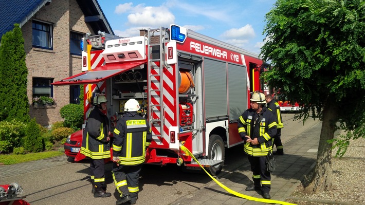 FW-KLE: Hasselt: Heckenbrand / Freiwillige Feuerwehr Bedburg-Hau gibt Hinweis zu Flämmarbeiten