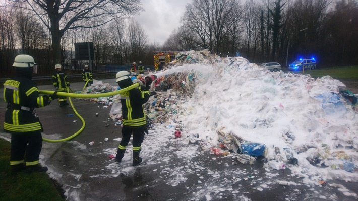 FW-WRN: Feuer_1_A: "Weiße Weihnacht" mit Schaummittel und eine gelungtene Überraschung!