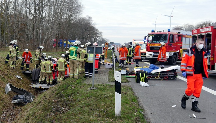 POL-ROW: ++ Zwei Schwerverletzte nach Unfall auf der Hansalinie A1 ++ Autofahrerin übersieht Traktor ++ Schafe gestohlen - Polizei bittet um Hinweise ++