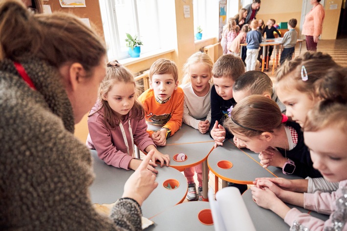 Spielen als Therapie für vertriebene Kinder in der Ukraine. (c) Malteser International_Ukraine.jpg