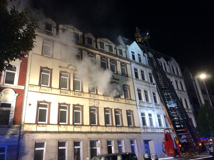 FW Bremerhaven: Wohnungsbrand in einem leerstehenden Gebäude
