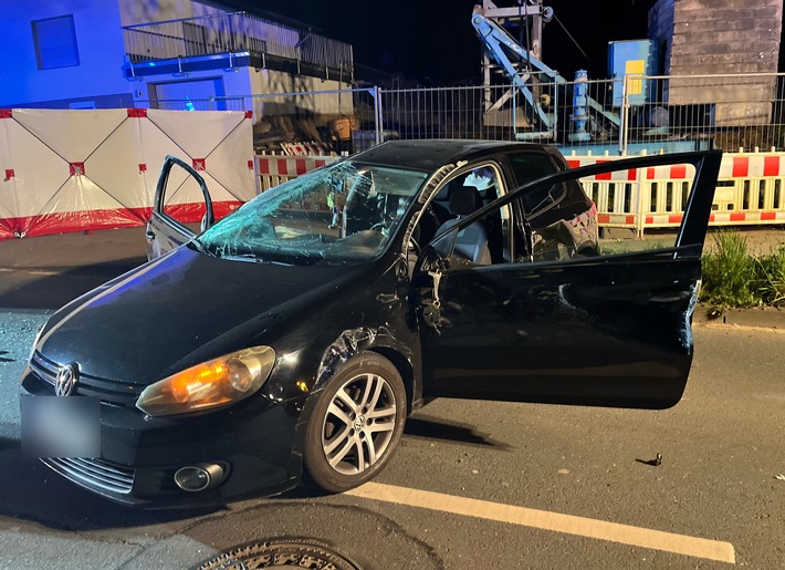 POL-HF: VW kollidiert mit geparktem Fahrzeug - Mann aus Lage bei Unfall verletzt