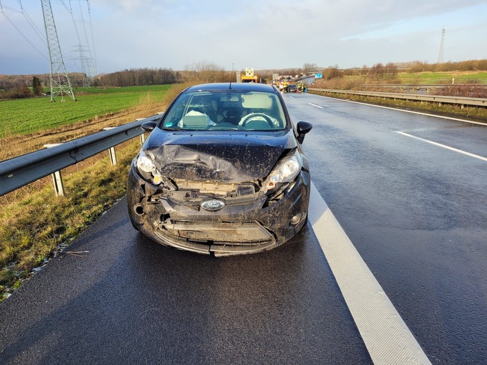 POL-STD: Drei Unfälle fast zur gleichen Zeit - Bundesstraße 73 und Autobahn A 26 betroffen - Rettungsgasse vorbildlich eingehalten, Einbrecher in Harsefelder Kfz-Werkstatt