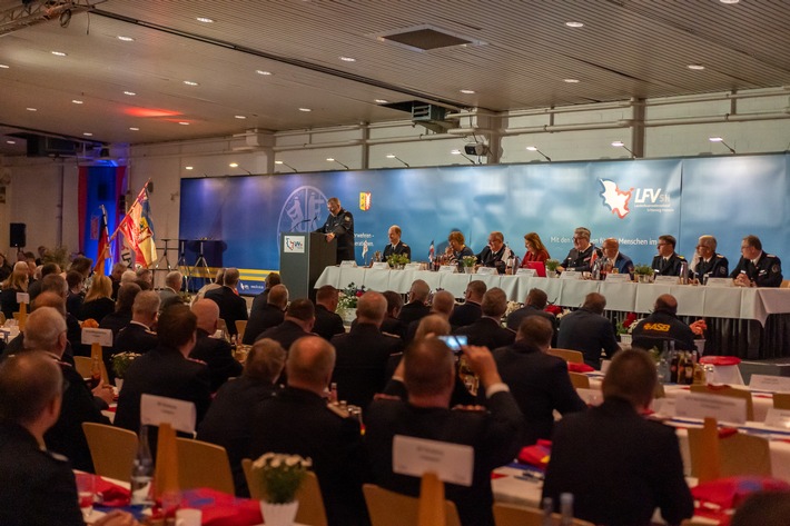 FW-LFVSH: Landesfeuerwehrversammlung 2025: Feuerwehr blickt zuversichtlich in die Zukunft - Talkrunde mit RS.H-Moderator und hochkarätigen Gästen zum Thema Katastrophenschutz