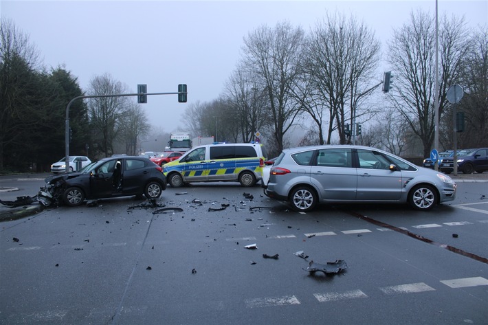 POL-DN: Verkehrsunfall an Kreuzung in Jülich - Zwei Personen leicht verletzt