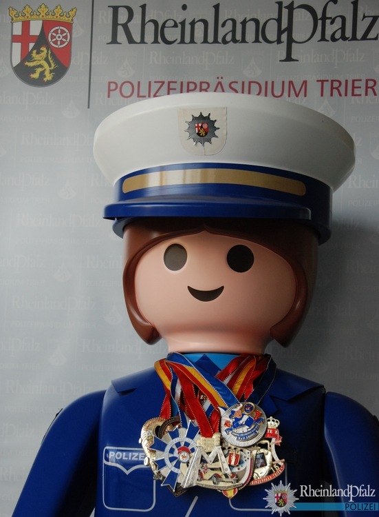POL-PPTR: Fastnachtsjecken feiern ausgelassen und ganz überwiegend friedlich Weiberfastnacht - Polizei zieht positive Bilanz