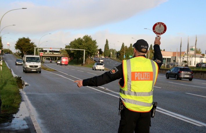 POL-Bremerhaven: Polizei registriert 30 Rotlichtverstöße bei Kontrollaktion - Zwei Autofahrern droht Fahrverbot