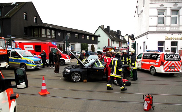FW-E: Verkehrsunfall in Essen-Frintrop, zwei Personen verletzt