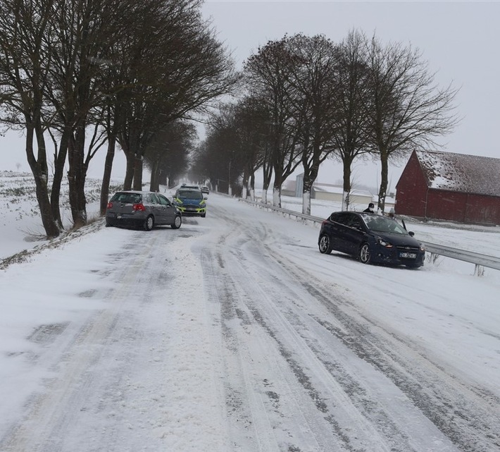 POL-HX: Sachschäden nach Unfällen auf schneeglatten Straßen
