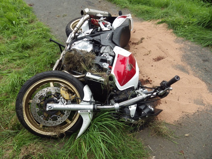 POL-CUX: Riskantes Überholmanöver - 26-jähriger Motorradfahrer schwer verletzt in Klinik
