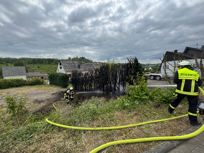FW VG Westerburg: Tujahecke steht in Flammen - Rauchsäule von weitem sichtbar