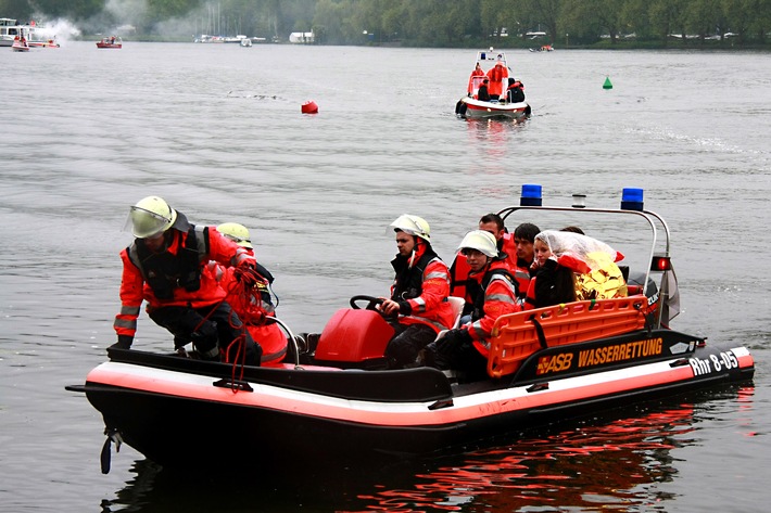 FW-E: MS Steele brennt nach Verpuffung im Maschinenraum, Großübung von Feuerwehr und Hilfsorganisationen auf dem Baldeneysee