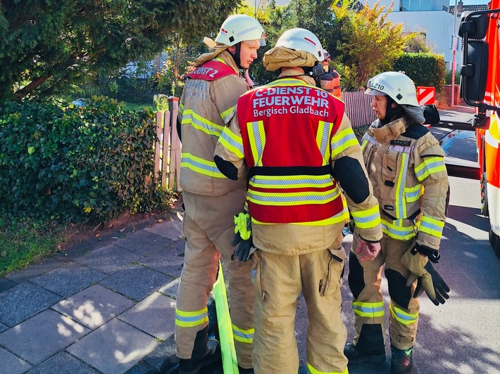 FW-GL: Zwei verletzte Personen bei Zimmerbrand in Lustheide