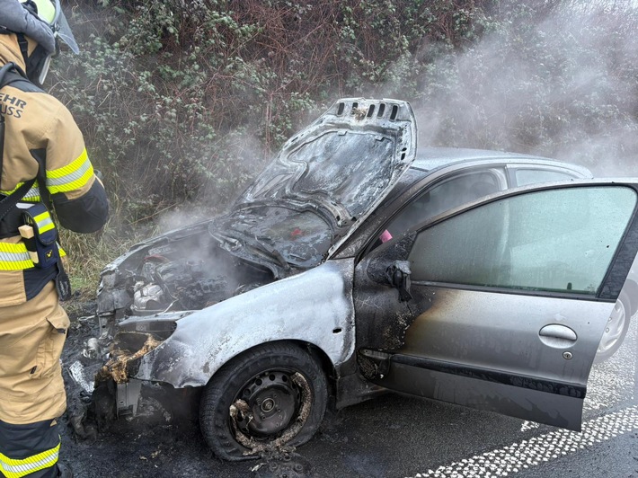 FW-NE: Fahrzeug gerät auf der A57/A46 in Brand | Keine Verletzten