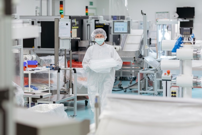Bei Röchling Medical werden die Produkte unter Reinraumbedingungen in den Klassen C+D/ISO 7+8 hergestellt, montiert und verpackt. Weiterer Text über ots und www.presseportal.de/nr/51987 / Die Verwendung dieses Bildes ist für redaktionelle Zwecke honorarfrei. Veröffentlichung bitte unter Quellenangabe: "obs/Röchling SE & Co. KG"