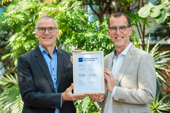 MeteoViva als DGNB anerkannte Dienstleistung Dr Stefan Hardt und Markus Werner mit Urkunde_Copyr.jpg