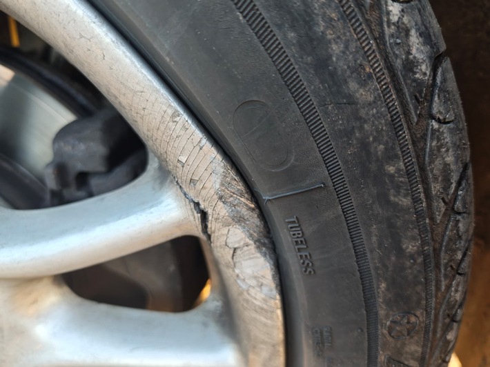 POL-LG: ++ Handgemenge im Umfeld von Versammlung - Polizei ermittelt ++ Einbruch in Bauwagen ++ Aufgrund eines Ausweichmanövers mit Leitplanke kollidiert ++ Sattelzug kollidiert mit Bäumen ++