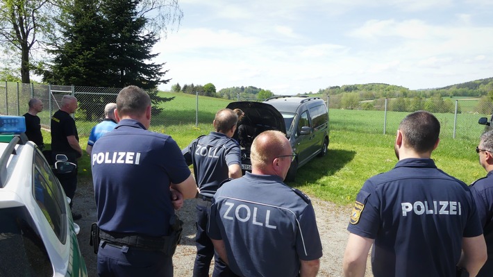 HZA-R: Grenzübergreifende Behördenzusammenarbeit - Die Hundeführer des deutschen Zolls, der deutschen Polizei und des tschechischen Zolls tauschen sich aus