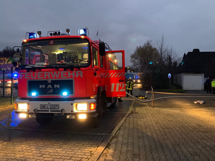 FW Menden: Brand an einem Gewächshaus schnell unter Kontrolle