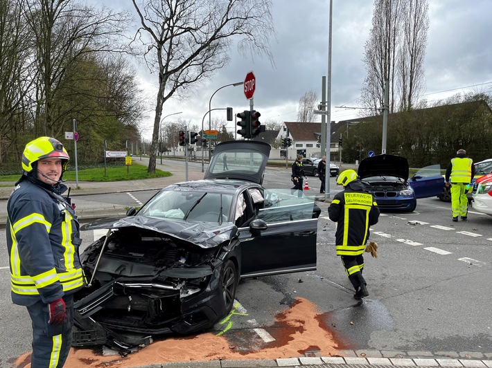 FW-GE: Verkehrsunfall fordert 5 verletzte Personen