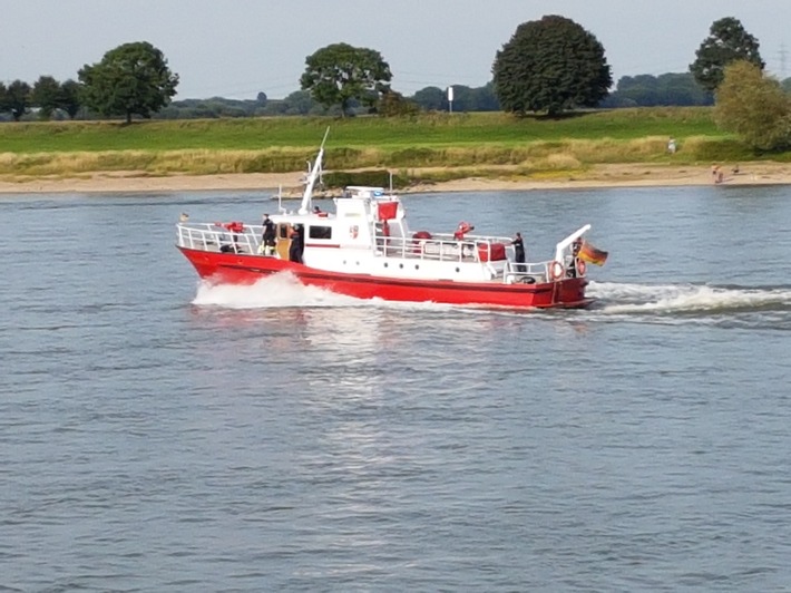 FW-KR: Krefelder Löschboot auf dem Rhein in Duisburg im Brandeinsatz