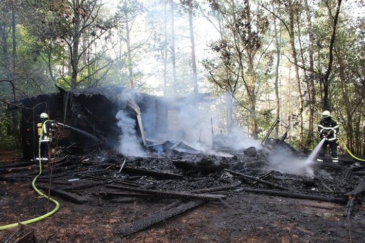 POL-PDKL: Brand eines Waldhäuschens