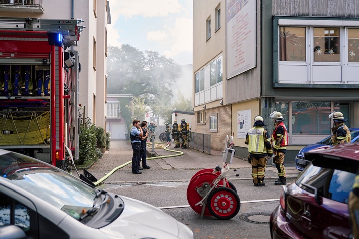 FW-E: Pkw-Brand in Tiefgarage - Kindertagesstätte geräumt