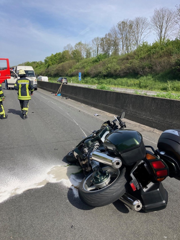FW Bergheim: Ein Verletzter nach Motorradunfall auf A61 bei Bergheim