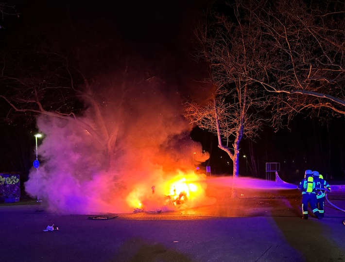 FW-OG: Tesla brennt auf Gifiz-Parkplatz aus