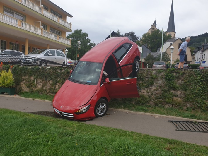 POL-PDWIL: Eine leichtverletzte Person bei Verkehrsunfall