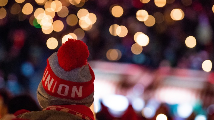 Sonntag, 23. Dezember, 20.15 Uhr Im rbb Fernsehen: Weihnachtssingen An der Alten Försterei - Besinnlich ins Fest mit dem 1. FC Union