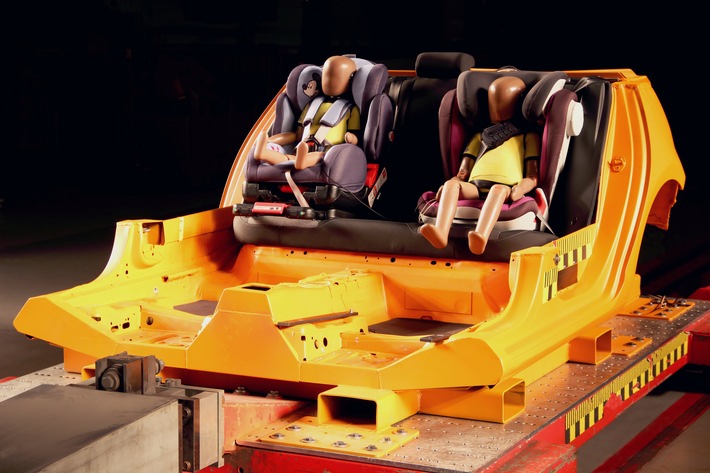 Kindersitztest: Eine Sitzschale zerbricht beim Frontalcrash / Drei von 23 fallen durch / Erster Kindersitz mit integrierten Airbags im Test