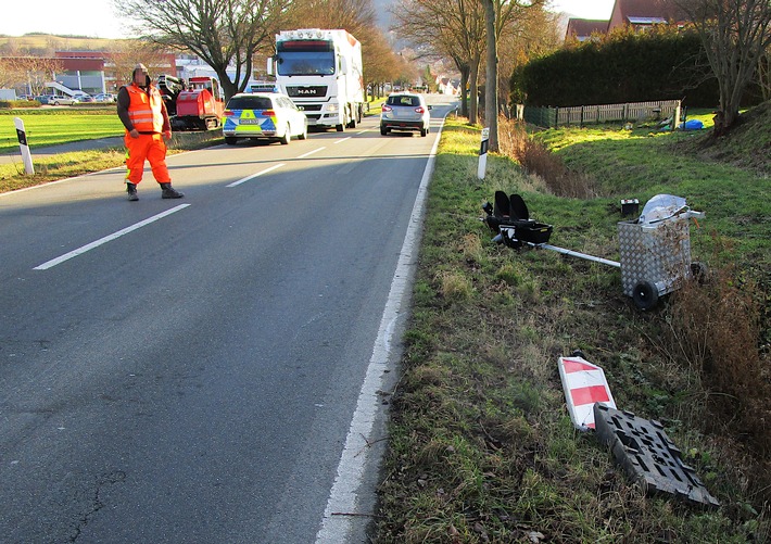 POL-HM: Roter Kleinwagen überfährt Baustellenampel und flüchtet (Zeugenaufruf!)